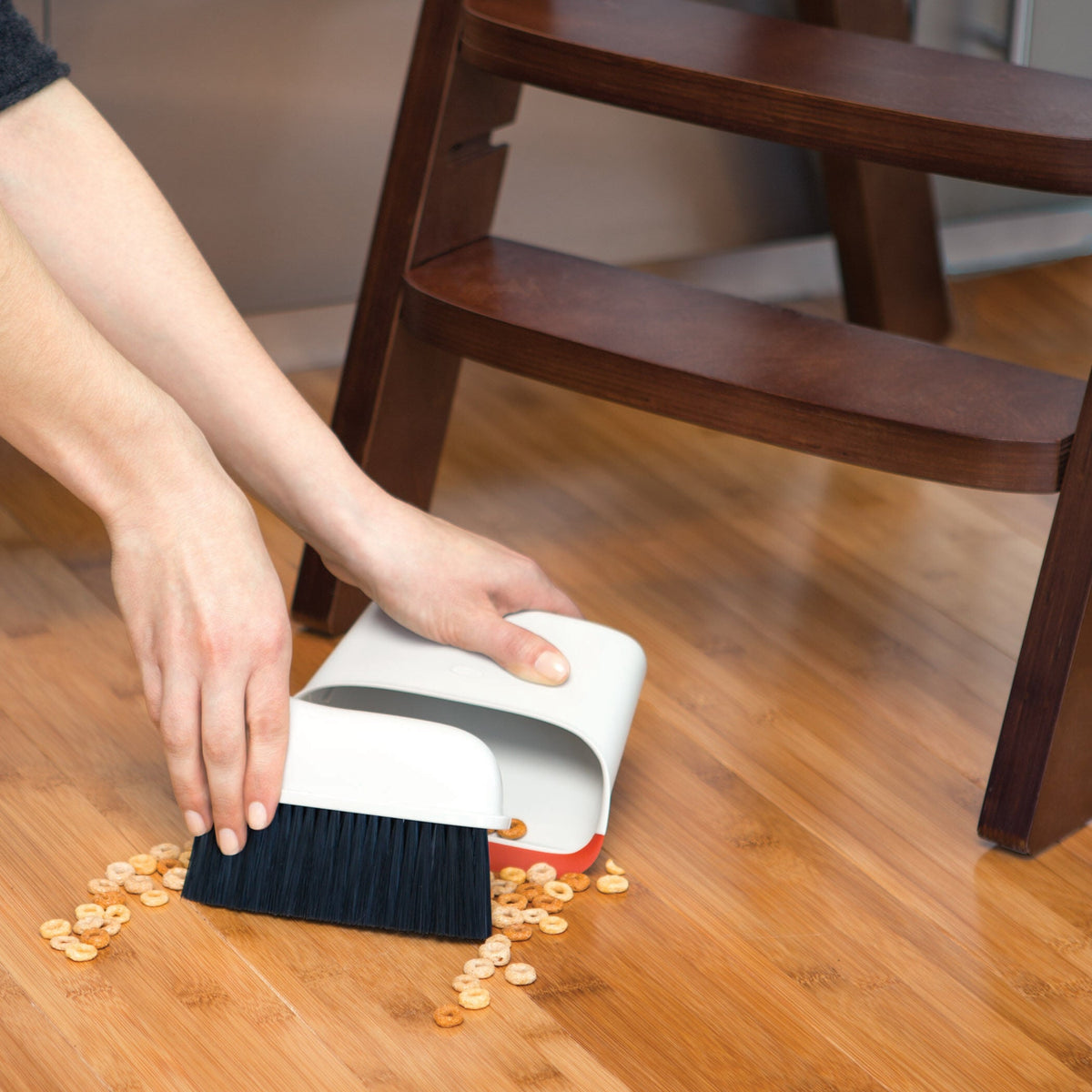 compact-dustpan-and-brush-set-j5 1334280_6_compact_dustpan_brush_set.jpg