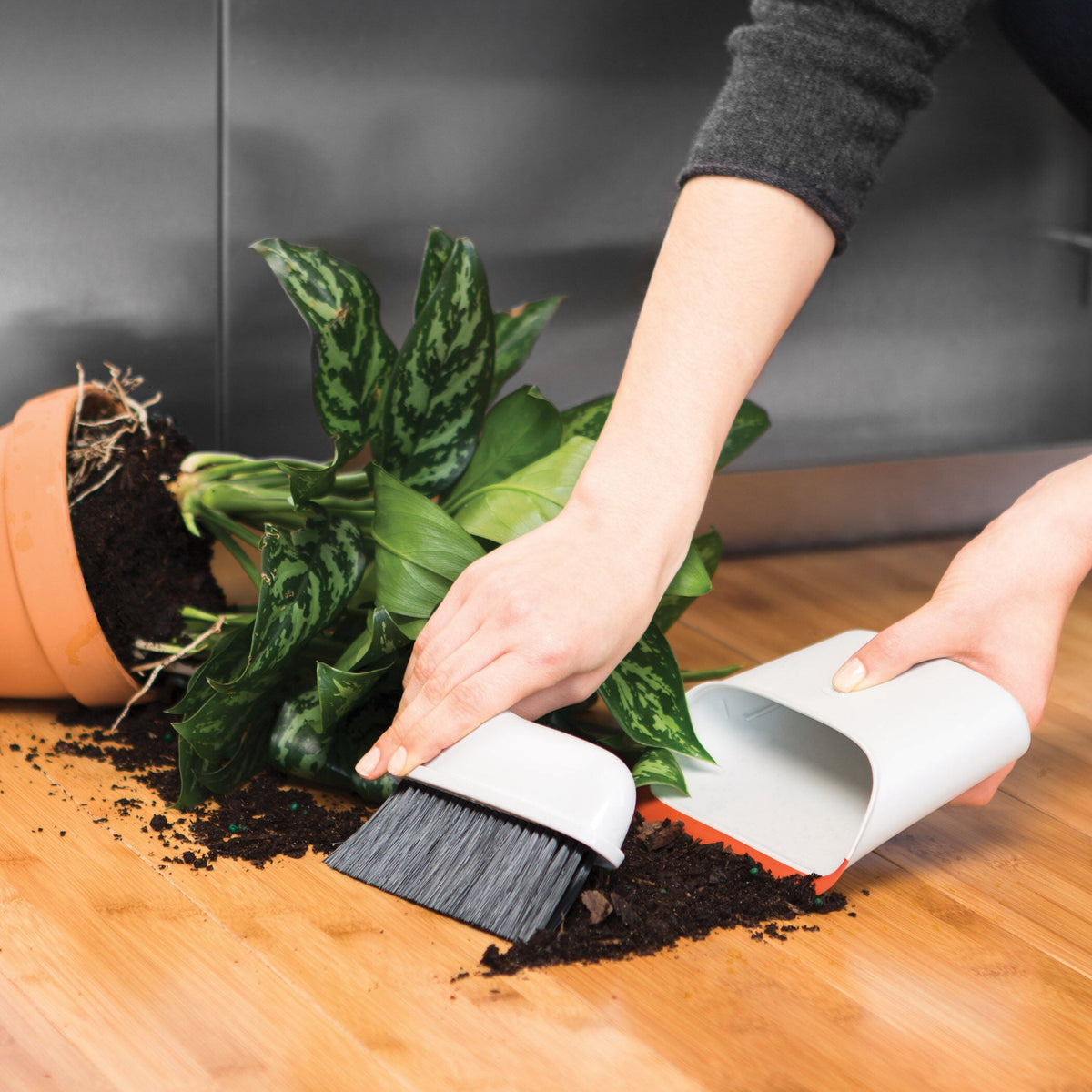 compact-dustpan-and-brush-set-j5 1334280_9_compact_dustpan_brush_set.jpg